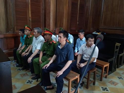 Các bị cáo tại phiên tòa. 
