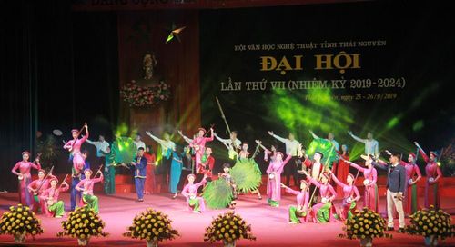 Văn nghệ chào mừng Đại hội.
