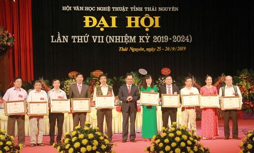 Đồng chí Trịnh Việt Hùng trao Bằng khen của UBND tỉnh cho các tập thể, cá nhân có thành tích xuất sắc trong công tác VHNT nhiệm kỳ 2013 - 2019.