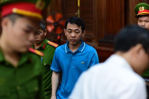 Bị cáo Nguyễn Minh Hùng được dẫn giải ra tòa ngày 27-9. Ảnh: M.HOA
