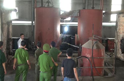 Cơ sở chế biến và xe bồn bị bắt quả tang sản xuất và chở dầu giả.
