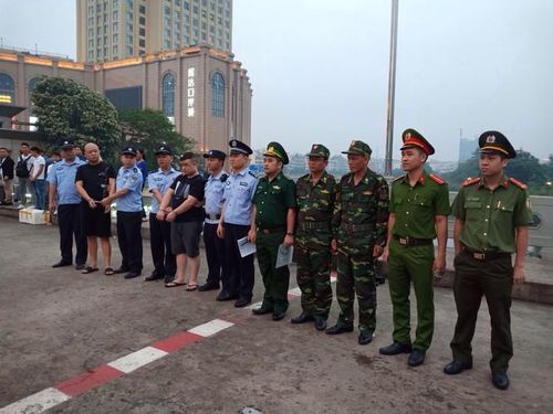 Lực lượng chức năng Việt Nam bàn giao đối tượng người Trung Quốc trốn truy nã