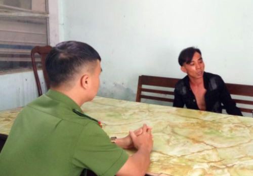 Một đối tượng trong nhóm côn đồ bị bắt giữ - Ảnh: Công an tỉnh Kon Tum
