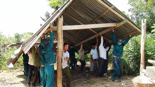 Lực lượng các bộ, công chức xã Phú Cần giúp người dân di dời chuồng gia súc. Ảnh: Lê Nam