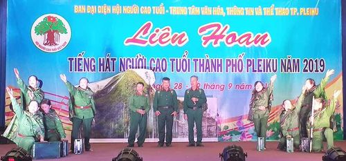 Các đội thể hiện tiết mục văn nghệ tại Liên hoan. Ảnh: Đinh Yến