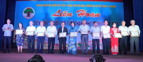 Ban tổ chức trao giải cho các đội đạt giải cao tại Liên hoan. Ảnh: Đinh Yến