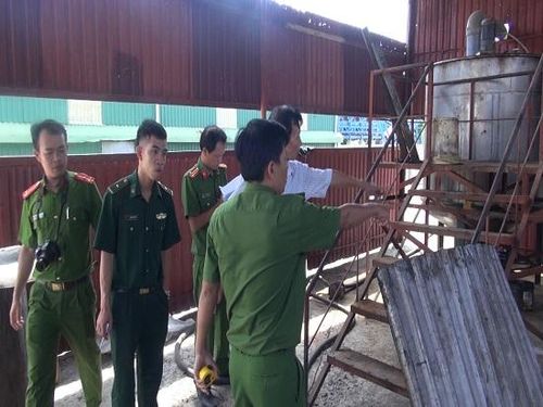 Lực lượng chức năng khám xét tại hiện trường.