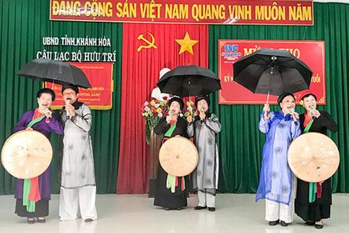 Một tiết mục văn nghệ mừng thọ các cụ tại Câu lạc bộ Hưu trí tỉnh.