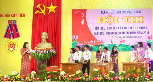 Đông đảo cán bộ, viên chức và Nhân dân các dân tộc huyện Cát Tiên tham dự Hội thi Tìm hiểu, học tập và làm theo tư tưởng, đạo đức, phong cách Hồ Chí Minh năm 2019. Ảnh: L.Hoa