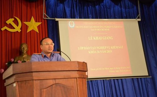  Đồng chí Nguyễn Văn Khoát – Bí thư Đảng ủy – Hiệu trưởng nhà trường phát biểu khai mạc Khóa đào tạo nghiệp vụ kiểm sát.