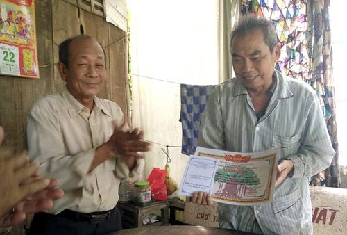 Ban Đại diện Hội Người cao tuổi huyện Tam Nông thăm hỏi sức khỏe, tặng quà mừng thọ cho người cao tuổi xã Phú Hiệp (ảnh tư liệu)