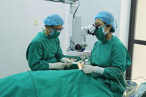 Bệnh viện Mắt tỉnh phẫu thuật mắt cho bệnh nhân là người cao tuổi.