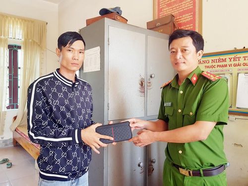 Anh Vũ nhận lại tài sản bị đánh rơi.