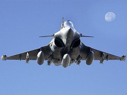 Rafale có tới 14 điểm treo vũ khí dưới cánh với phiên bản B/C, 13 với phiên bản hải quân. Tổng tải trọng vũ khí mang theo lên đến 9,5 tấn, nhiều hơn so với mức 8 tấn trên tiêm kích Su-30/35 của Nga.