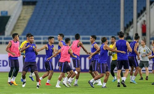 Các cầu thủ Malaysia tại buổi tập làm quen sân Mỹ Đình tối 9-10
