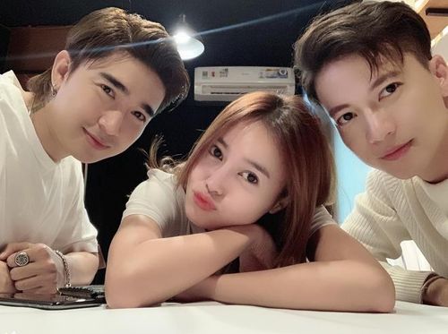 Ninh Dương Lan Ngọc chụp hình với Chi Dân và S.T Sơn Thạch.