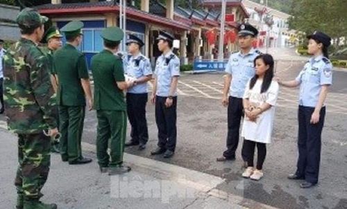 Quang cảnh lực lượng chức năng Trung Quốc bàn giao đối tượng truy nã cho Việt Nam .Ảnh Việt Dũng