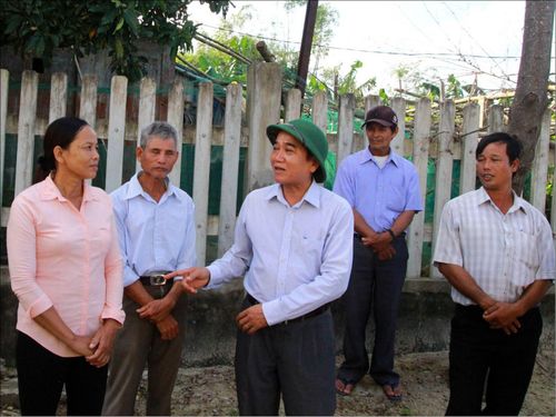 Phó Bí thư Thường trực Tỉnh ủy Bùi Thanh Hà (giữa) trong một lần nói chuyện với người dân về phong trào xây dựng nông thôn mới ở Quảng Điền
