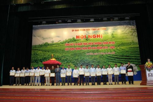 Các tập thể, cá nhân được nhận bằng khen vì có thành tích xuất sắc trong xây dựng NTM