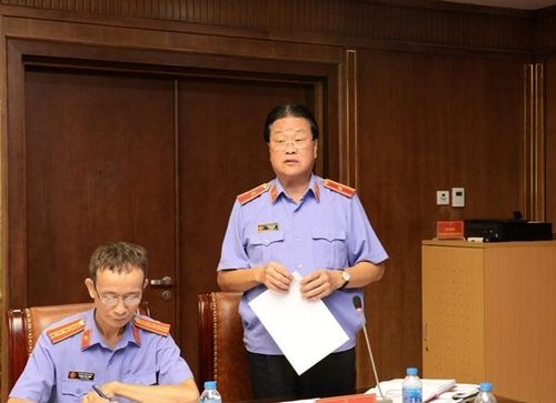Đồng chí Vũ Việt Hùng, Vụ trưởng Vụ TĐKT VKSND tối cao giới thiệu các văn bản liên quan đến công tác TĐKT 