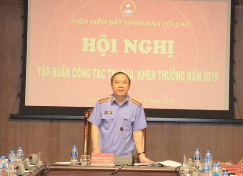 Đồng chí Bùi Mạnh Cường, Phó Viện trưởng VKSND tối cao, Phó Chủ tịch Hội đồng TĐKT ngành KSND phát biểu tại hội nghị