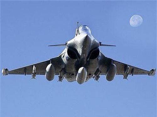  Rafale có tới 14 điểm treo vũ khí dưới cánh với phiên bản B/C, 13 với phiên bản hải quân. Tổng tải trọng vũ khí mang theo lên đến 9,5 tấn, nhiều hơn so với mức 8 tấn trên tiêm kích Su-30/35 của Nga. 
