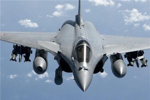  Với thiết kế cánh tam giác, cộng cánh mũi nên Rafale có độ cơ động không thua kém Su-30MKI là mấy trong khi đó hệ thống điện tử tiên tiến hơn và tải trọng vũ khí cũng hơn hẳn Su-30MKI. 