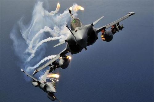  Trong tập trận với F-35, Rafale là một trong số ít những tiêm kích thế hệ thứ 4 giành chiến thắng trong một số tình huống đối đầu. Hiện Rafale được coi là một trong số ít những tiêm kích thế hệ 4.5 mạnh nhất thế giới. 