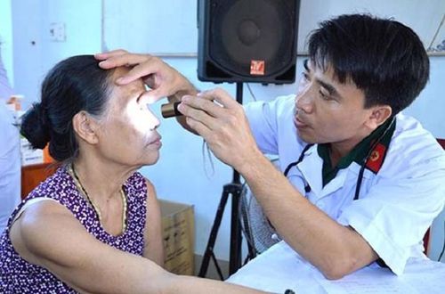 Bác sĩ quân y khám bệnh cho người dân. 