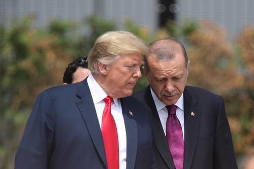 Tổng thống Mỹ Donald Trump (trái) và người đồng cấp Thổ Nhĩ Kỳ Recep Tayyip Erdogan. (Nguồn: Politico)