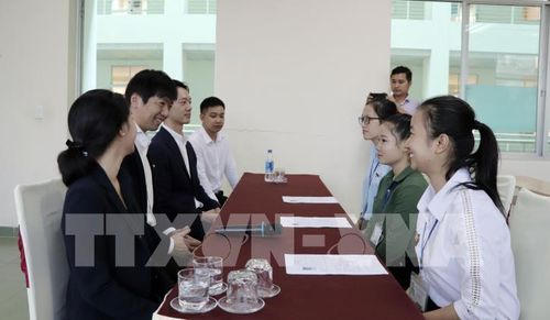 Phỏng vấn sinh viên Nghệ An sang làm việc tại nước ngoài. Ảnh: Bích Huệ - TTXVN 