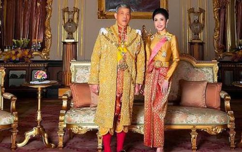 Bà Sineenat Wongvajirapakdi cùng Vua Rama X khi chưa bị tước danh hiệu