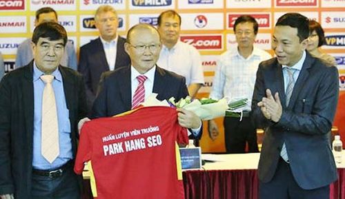 HLV Park Hang Seo trong buổi ký hợp đồng đầu tiên với bóng đá Việt Nam 2 năm trước.