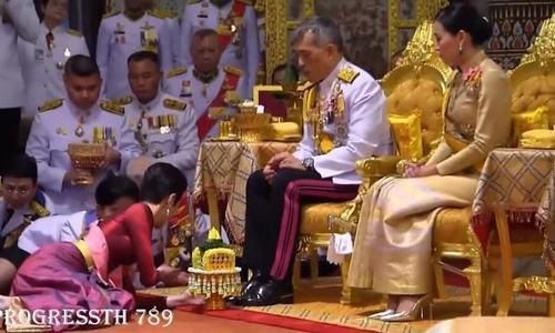 Bà Sineenat nằm dưới chân vua Thái Lan trong lễ sắc phong Hoàng quý phi hồi tháng 8