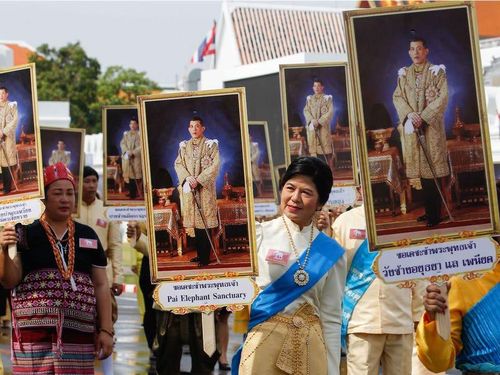 Người Thái giơ ảnh của nhà vua tại một cuộc diễu hành mừng ông đăng cơ ngày 7/5. Ảnh: Getty Images.