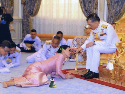 Quốc vương Maha Vajiralongkorn và Hoàng hậu Suthida (vợ thứ tư) trong lễ cưới ở Bangkok ngày 1/5. Ảnh: Reuters.