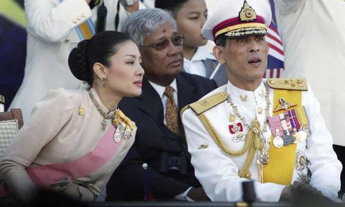 Thái tử Vajiralongkorn và vợ thứ ba Srirasmi. Ảnh: AP.