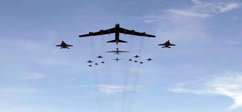  Lúc này pháo đài bay B-52 mới xuất hiện để dội bão lửa lên đầu đối phương. 