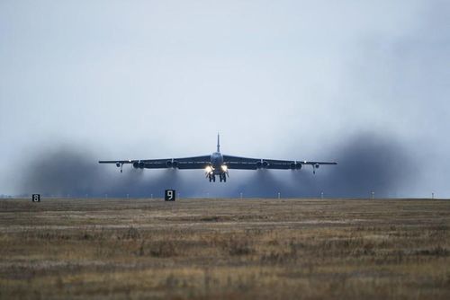  Ngoài khối lượng bom khủng khiếp, B-52 còn được cải tiến nâng cấp để mang những tên lửa hành trình tầm xa tấn công. 