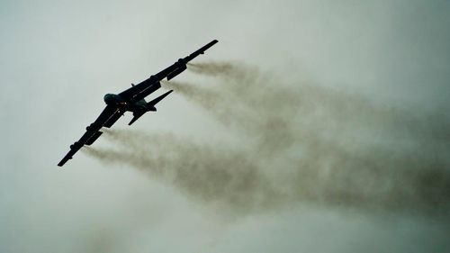  Ngoài ra các loại máy bay bảo vệ B-52 cũng chưa thực sự xuất sắc khi để đối phương len lỏi được vào đội hình, tiến đến gần B-52 để bắn phá. 