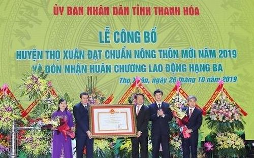 Ông Nguyễn Đình Xứng, Chủ tịch UBND tỉnh thừa ủy quyền của Thủ tướng Chính phủ và Chủ tịch nước trao Bằng công nhận đạt chuẩn NTM cho Đảng bộ và nhân dân huyện Thọ Xuân