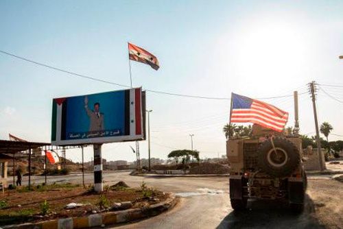 Đoàn xe Mỹ trở lại Syria, đi qua Qamishli, trên đúng con đường mà chỉ 1 ngày trước đây quân cảnh Nga đã đi tuần tra