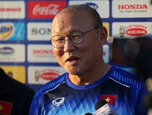  "Tôi biết chuyện Nishino đánh giá hành động của Bùi Tiến Dũng trên báo. Tôi không muốn bình luận. Nhưng đã là HLV, chúng ta phải cẩn trọng khi đánh giá cầu thủ đối phương. Ông ấy nên xem lại cầu thủ của mình có chơi đẹp hay không đã. Như ở King’s Cup 2019, ĐT Thái Lan có nhiều hành động không hề đẹp. Tôi không rõ chỉ trích Tiến Dũng có thật sự được Nishino nói ra, nhưng tôi muốn nhấn mạnh là trước khi đánh giá ai đó, hãy xem lại chính mình", thầy Park nói 
