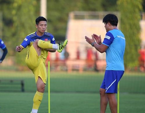  Mới đây, HLV trưởng ĐT Thái Lan Akira Nishino bất ngờ nhắc lại vụ trung vệ Bùi Tiến Dũng bị đau nằm sân ở phút 87 khi va chạm với Chanathip ở trận Thái Lan hòa Việt Nam 0-0 tại Thammsat ngày 5-9, với lời lẽ đầy hằn học và mang tính công kích 