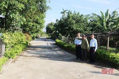 Tách đôi vườn thành hai mảnh để mở đường và mở rộng đường giao thông là việc làm ý nghĩa của CCB Trần Danh Hương (thôn Đông Nam xã Thạch Bình).