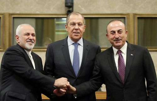 Ngoại trưởng Nga Sergei Lavrov vừa gặp mặt Ngoại trưởng Iran Javad Zarif và người đồng cấp Thổ Nhĩ Kỳ Mevlut Cavusoglu ở Geneva để bàn về tình hình Syria, Tại họp báo chung, Nga và Iran lên án việc Mỹ công khai ý đồ hút dầu ở Syria