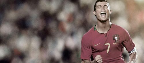 Siêu sao Cristiano Ronaldo tặng mỗi tuyển thủ U17 nữ Bồ Đào Nha một đôi giày Nike Mercurial Dream Speed
