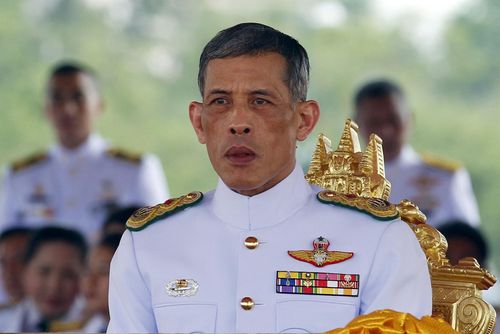 Bốn nhân viên bảo vệ hoàng cung vừa bị Nhà vua Thái Lan Maha Vajiralongkorn sa thải vì "có hành vi cực kỳ không đứng đắn", "ngoại tình", "lỏng lẻo" trong khi làm nhiệm vụ, "hành xử không tương xứng với cấp bậc và tước vị"