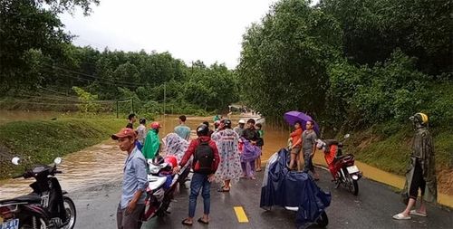 Nhiều tuyến đường bị ngập sâu khiến các xã bị cô lập, chia cắt. 