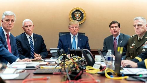 Tổng thống Trump cùng quan chức Mỹ giám sát chiến dịch tiêu diệt trùm khủng bố. (Ảnh: AP)